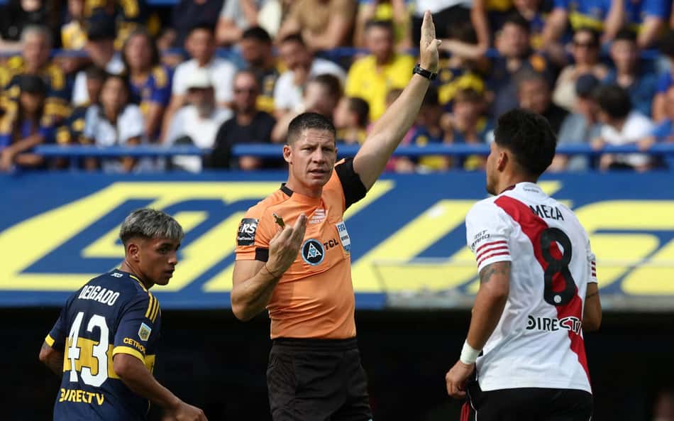 Disputa de bola entre Boca Juniors e River Plate. (Foto: ALEJANDRO PAGNI / AFP)
