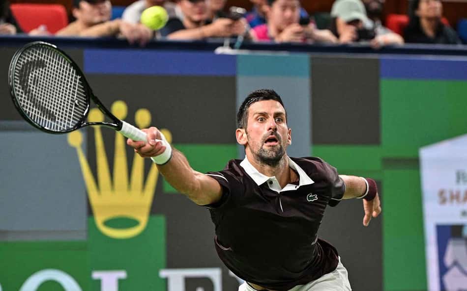 Novak Djokovic se estica na derrota na estreia em Shanghai (Foot: ATP/Divulgação