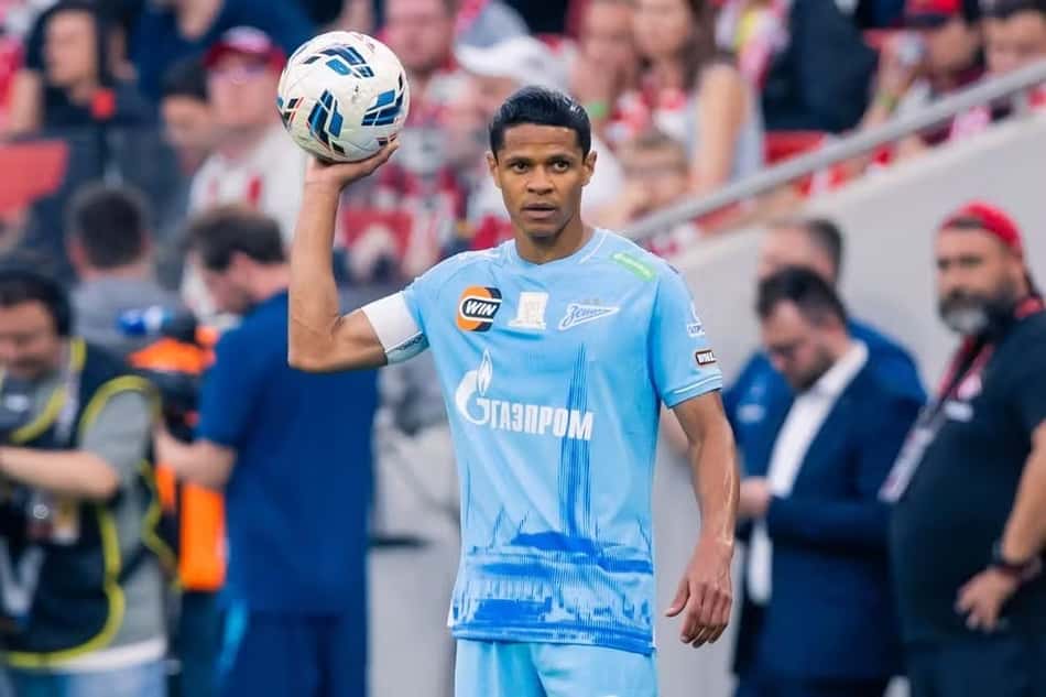 Douglas Santos, jogador do Zenit, prepara arremesso lateral durante partida.