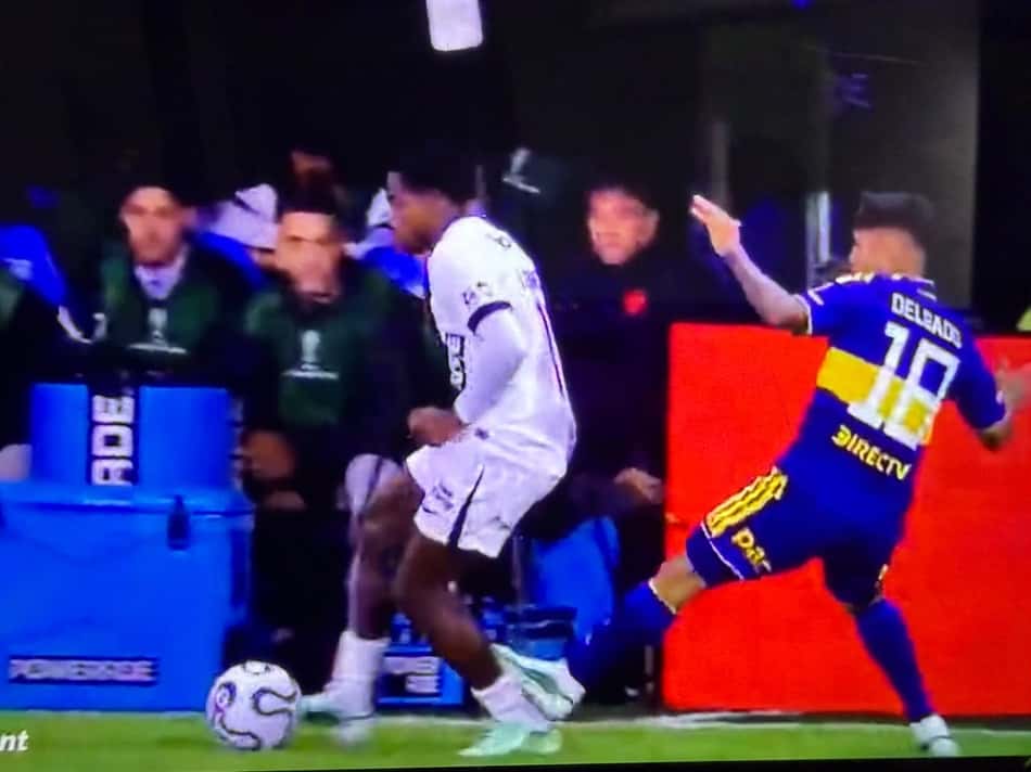Delgado dá entrada dura em Andrés Gómez em Boca x Vasco 