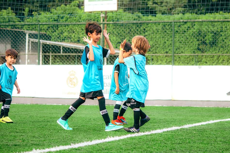 Crianças comemoram durante jogo-treino na escola do Real Madrid