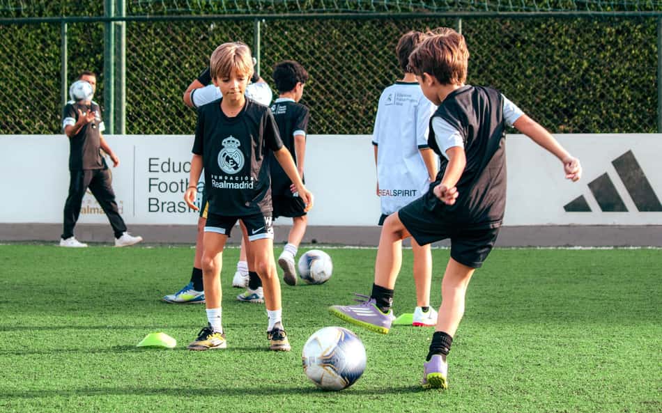 Crianças durante treinamento na escola de futebol do Real Madrid