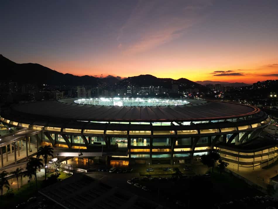 Maracanã iluminado à frente do pôr do sol do Rio de Janeiro