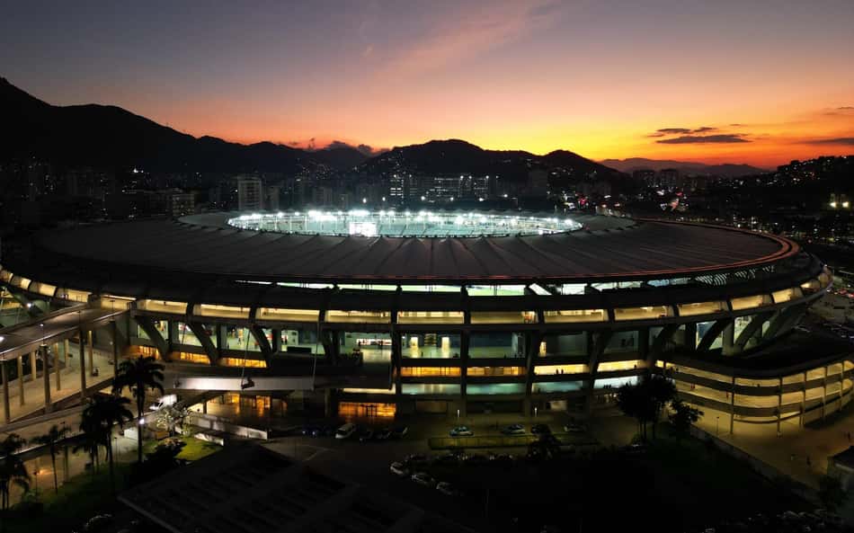 Maracanã iluminado à frente do pôr do sol do Rio de Janeiro
