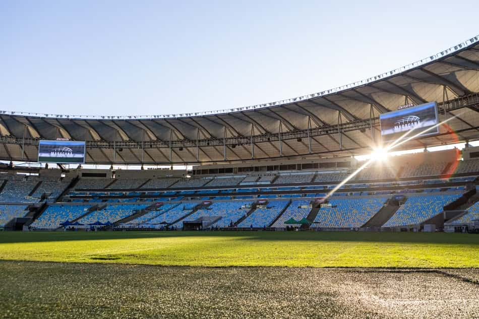 Foto do Estádio do Maracanã tirada do nível do gramado