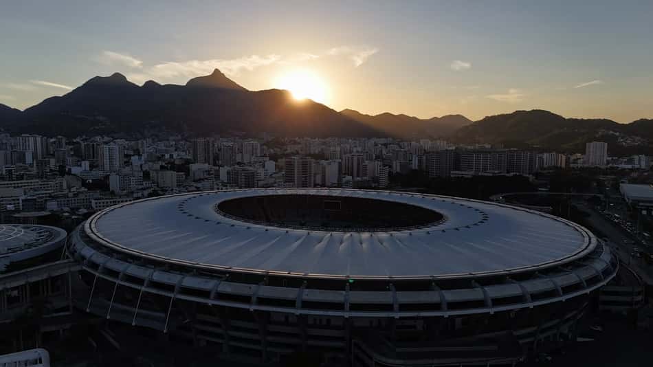 Foto do Estádio do Maracanã tirada do alto, do lado de fora