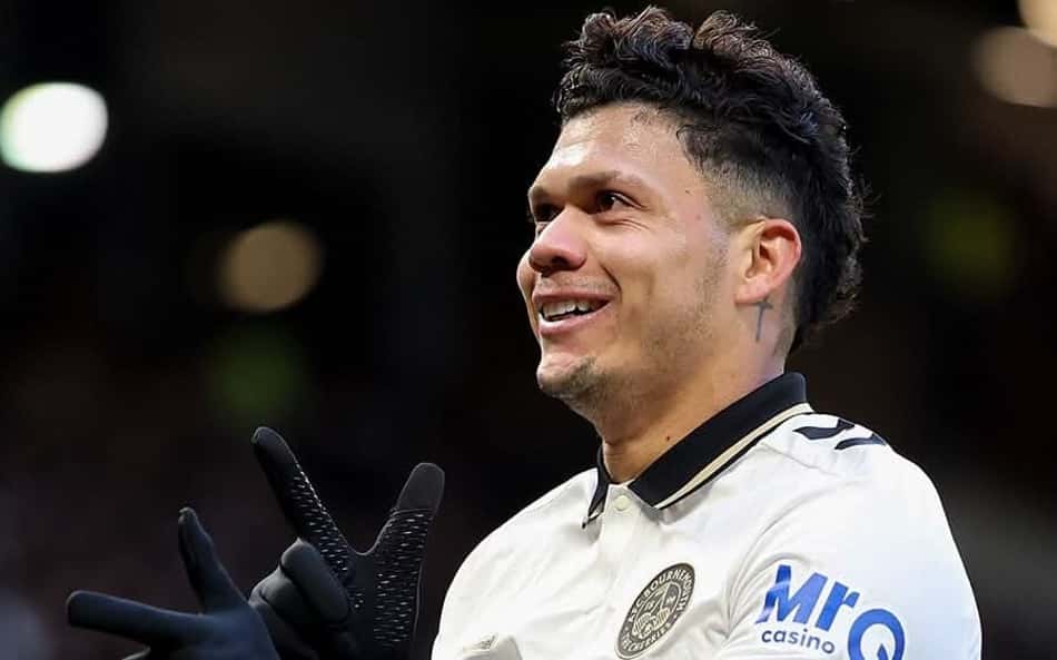 Evanilson marca golaço, chega a quatro gols em cinco jogos e ajuda Bournemouth a vencer o Manchester United