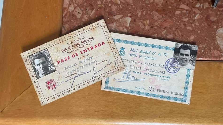Evaristo Macedo, passe de entrada (Barcelona) e tarjeta de identidad do Real Madrid, El Clásico.