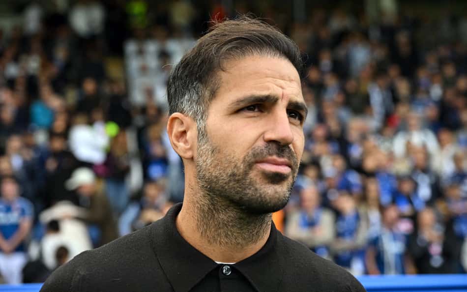 O técnico espanhol do Como, Cesc Fàbregas, observa o jogo antes da partida do Campeonato Italiano Série A entre Como e Roma, no Estádio Giuseppe Sinigaglia, em Como, Itália, em 11 de outubro de 2026. (Foto: Piero Cruciatti / AFP)
