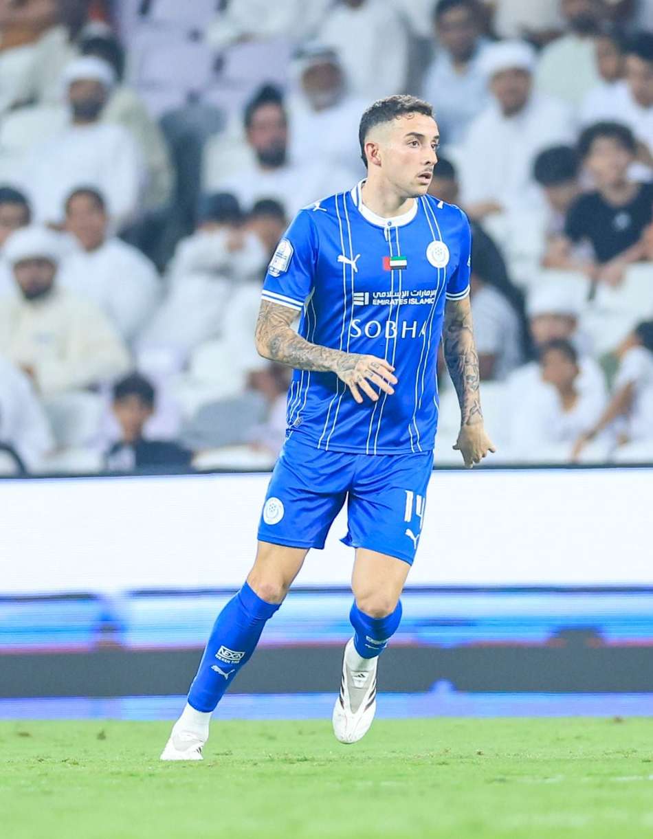 Jogador do Al Nasr (Emirados Árabes Unidos) em campo durante a partida.