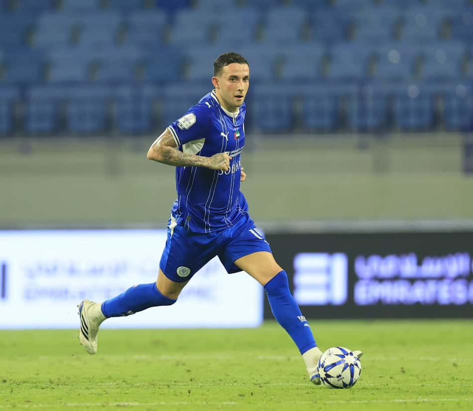Felipe Motta, jogador do Al-Nasr, em ação com a bola em campo.