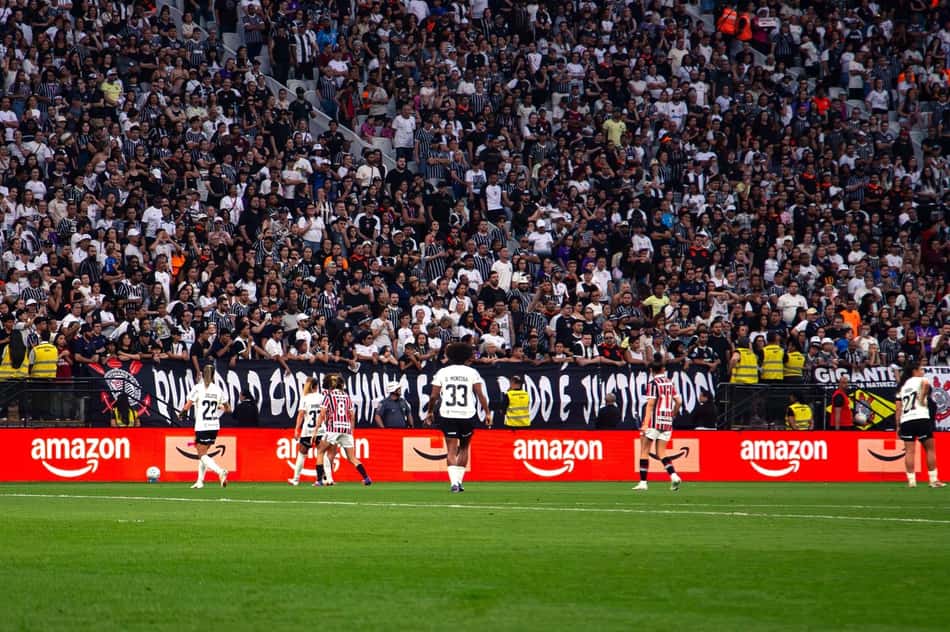 Torcida acompanha final do Brasileirão Feminino entre São Paulo e Corinthians