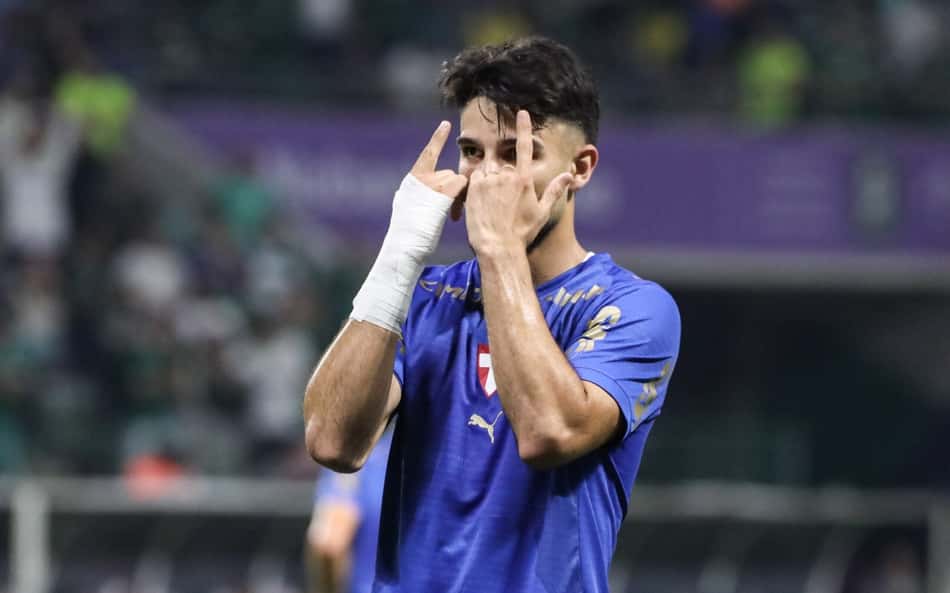 Palmeiras vence o Bahia e reduz vantagem do Flamengo no Brasileirão