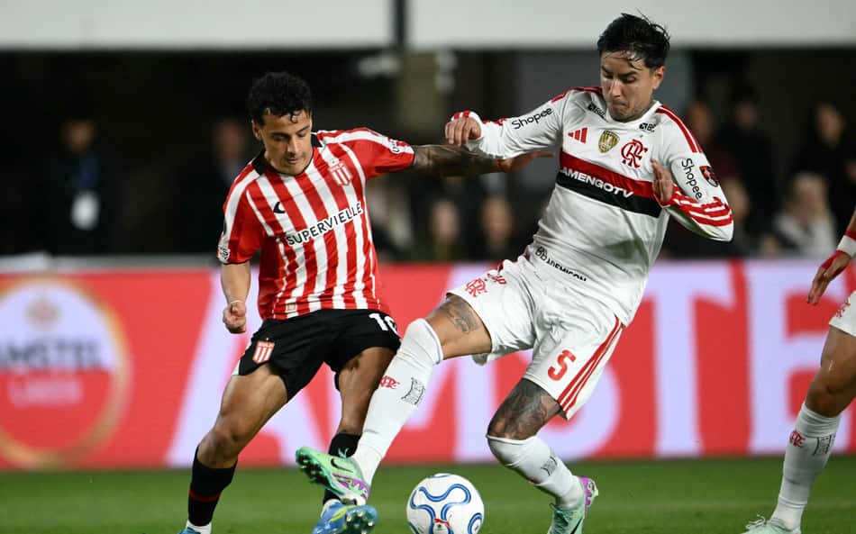 O atacante uruguaio nº 10 do Estudiantes, Tiago Palacios, e o meio-campista chileno nº 05, do Flamengo, Erick Pulgar, brigam pela bola durante a partida de ida da semifinal da Copa Libertadores entre o Estudiantes de La Plata da Argentina e o Flamengo do Brasil, no estádio UNO Jorge Luis Hirschi, em La Plata, província de Buenos Aires, em 15 de outubro de 2026. (Foto: Luis Robayo / AFP)