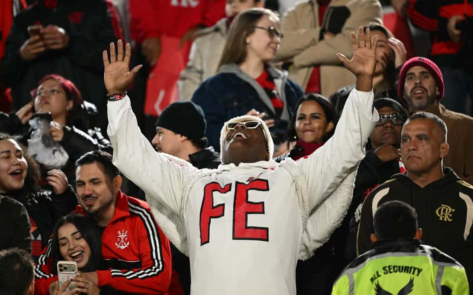 Um torcedor do Flamengo comemora antes da partida de ida da semifinal da Copa Libertadores entre o Estudiantes de La Plata da Argentina e o Flamengo do Brasil no estádio UNO Jorge Luis Hirschi em La Plata, província de Buenos Aires, em 15 de outubro de 2026. (Foto: Luis Robayo / AFP)