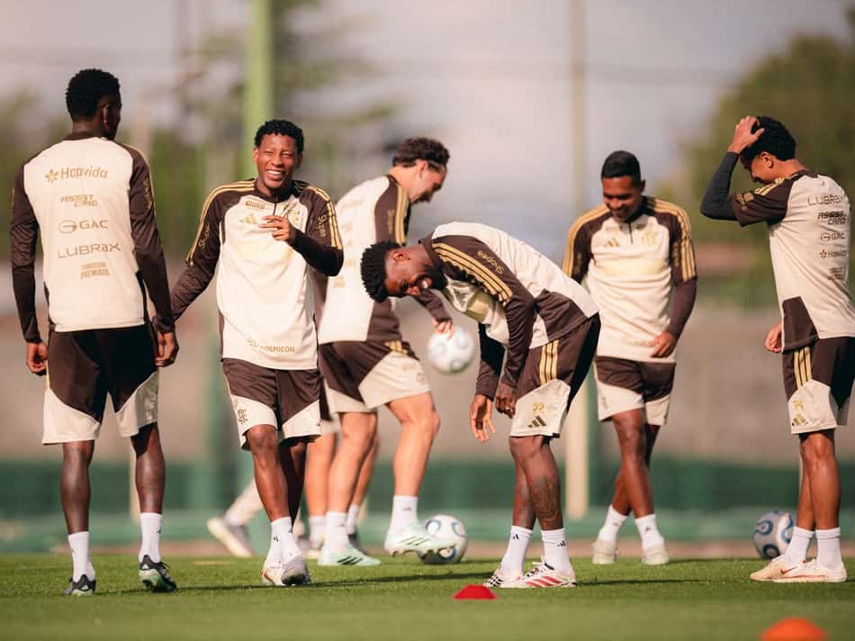 Plata, de frente, ao lado de mais jogadores do Flamengo durante treino
