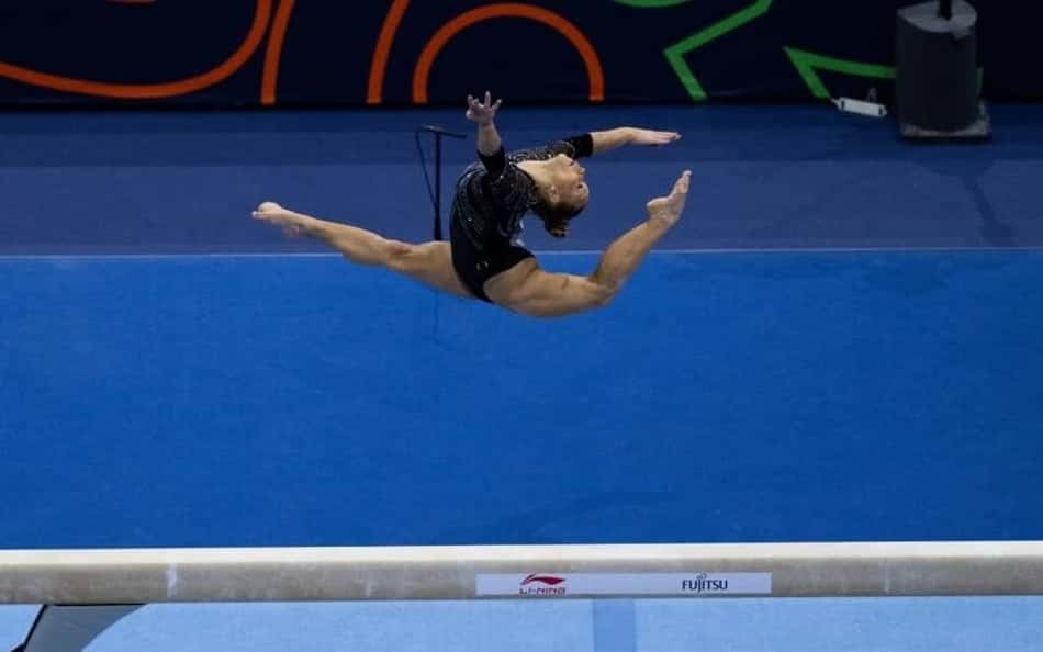 Flávia Saraiva em salto na trave de equilíbrio durante o Mundial de ginástica
