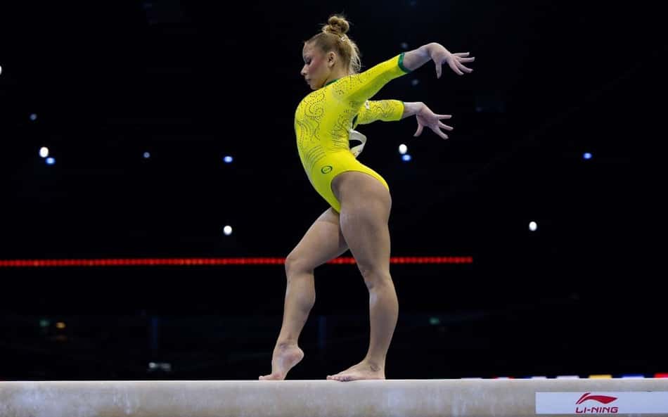 Flávia Saraiva em ação na trave no Mundial de Ginástica Artística
