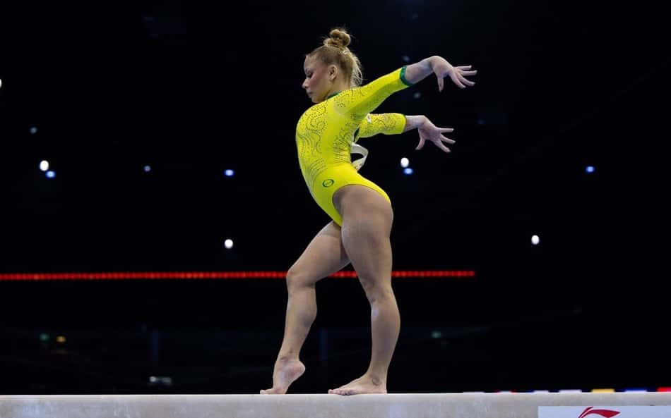 Flávia Saraiva em ação na trave no Mundial de Ginástica Artística