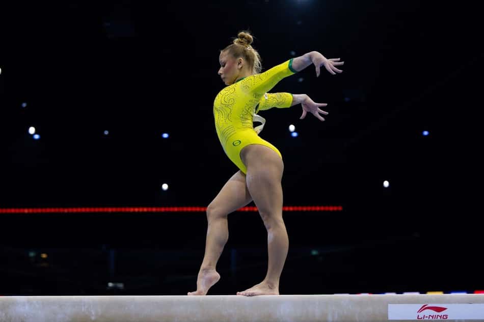 Flávia Saraiva em ação na trave no Mundial de Ginástica Artística