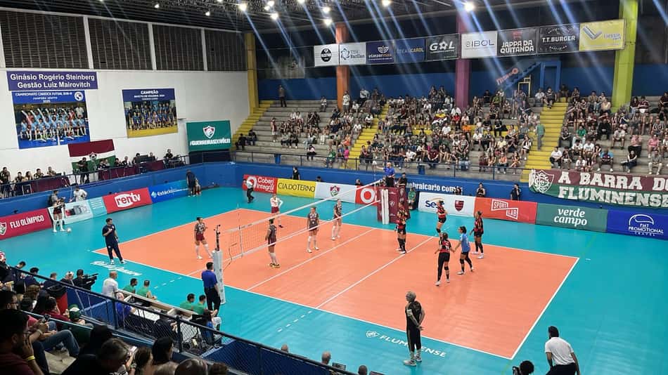 Jogadoras de Fluminense e Sesc Flamengo se posicionam na quadra antes do início da final do Campeonato Carioca feminino de vôlei