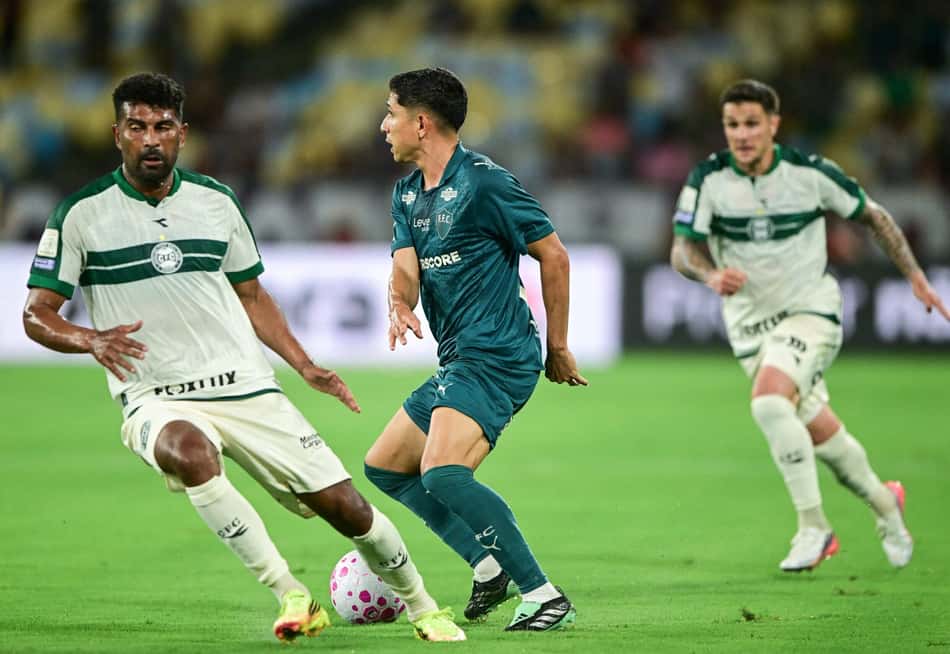 Savarino em ação no jogo do Fluminense contra o Coritiba