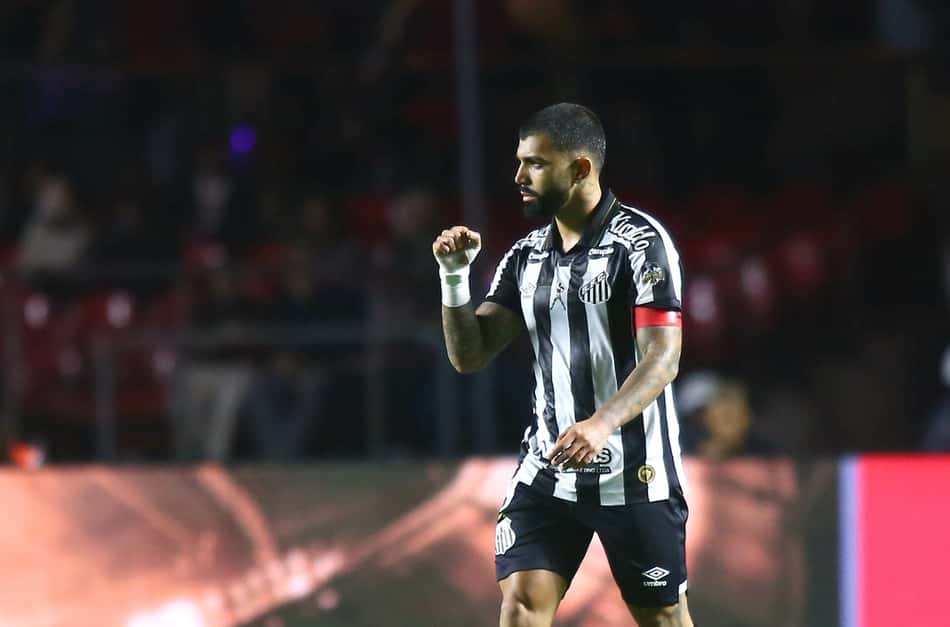 Gabigol comemora gol no jogo do Santos contra o São Paulo