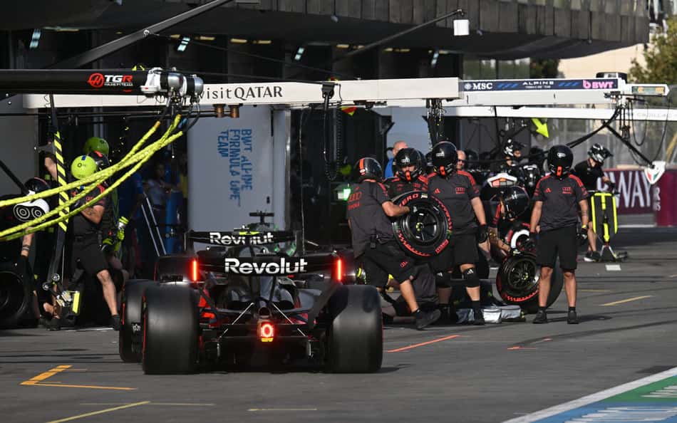 Gabriel Bortoleto e Nico Hulkenberg na garagem da Audi no GP do Azerbaijão pela F1 2026