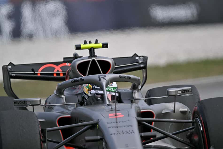Gabriel Bortoleto em ação no GP do Bahrein, na Malásia, pela F1 2026
