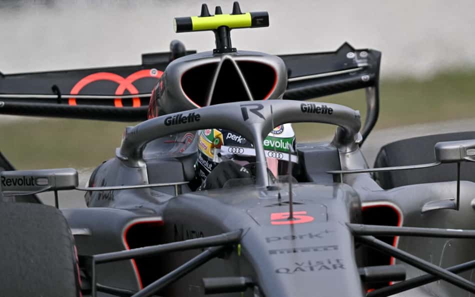 Gabriel Bortoleto em ação no GP do Bahrein, na Malásia, pela F1 2026