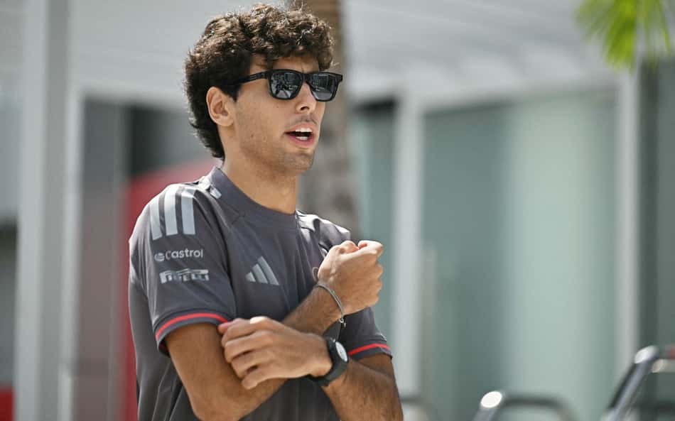 Bortoleto erra, recebe punição da F1 e termina sem pontos no GP do Bahrein