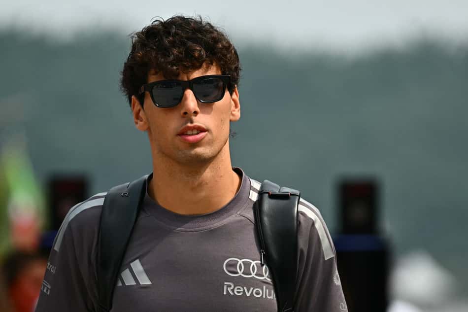 Gabriel Bortoleto no paddock do GP do Bahrein pela F1 2026