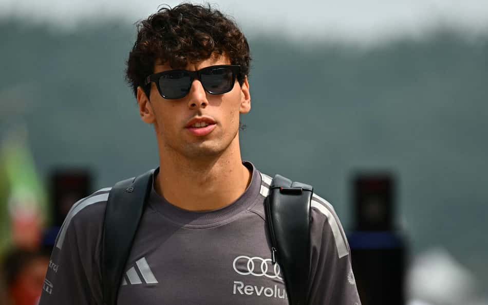 Gabriel Bortoleto no paddock do GP do Bahrein pela F1 2026