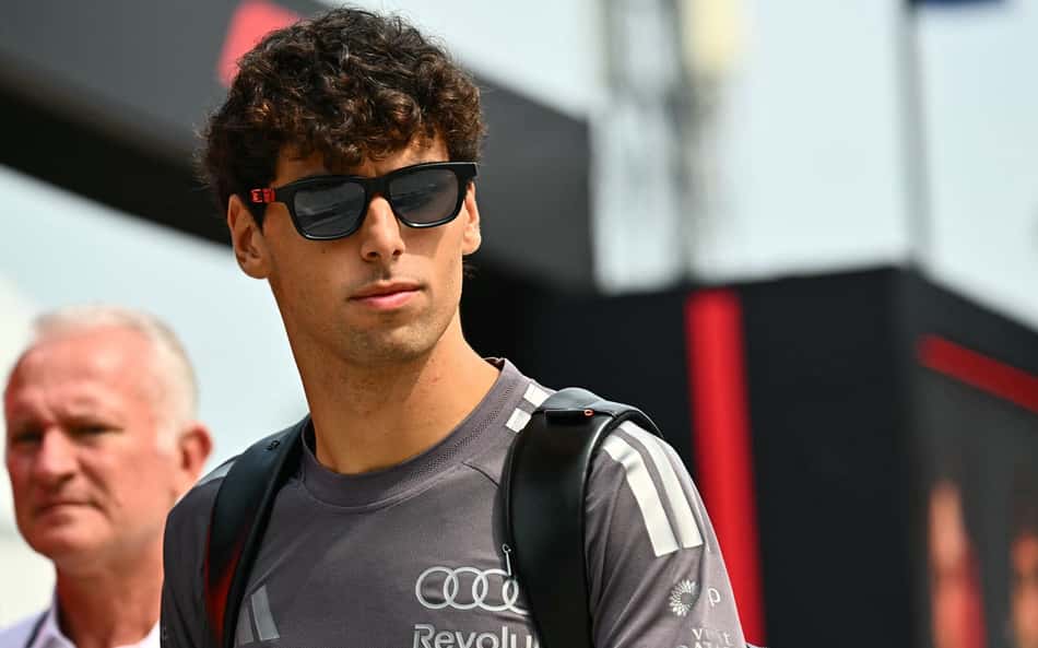 Gabriel Bortoleto no paddock do GP do Bahrein pela F1 2026