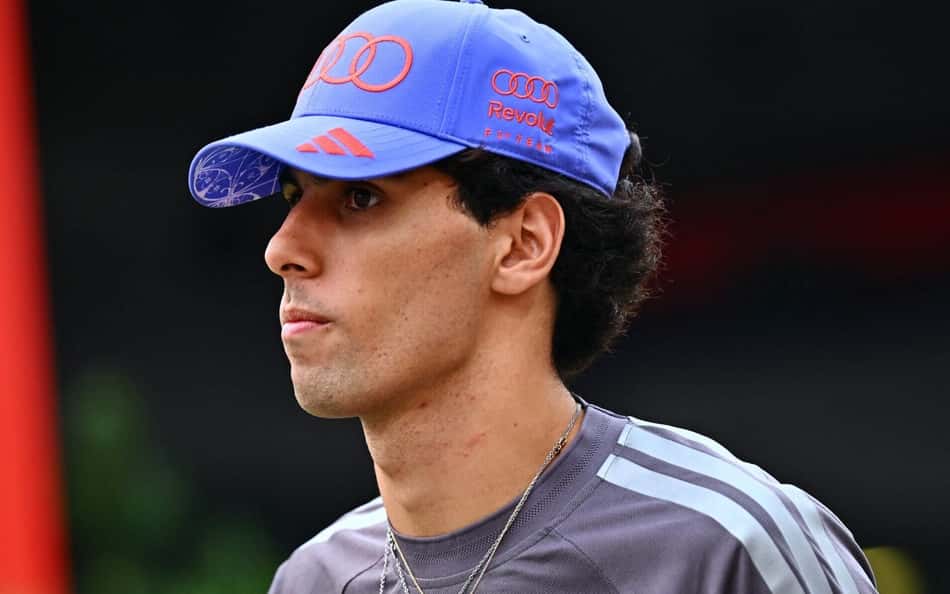 Gabriel Bortoleto no paddock do GP de Singapura pela F1 2026