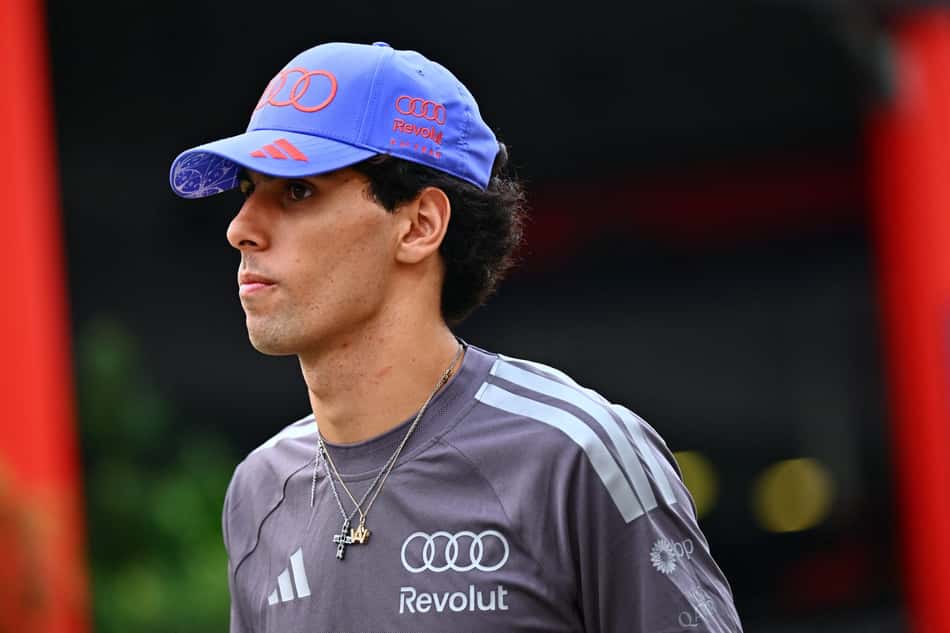 Gabriel Bortoleto no paddock do GP de Singapura pela F1 2026