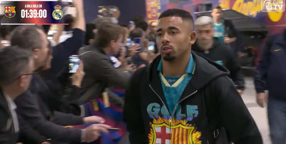 Gabriel Jesus chega cercado por fãs durante Barça x Real Madrid (El Clásico)