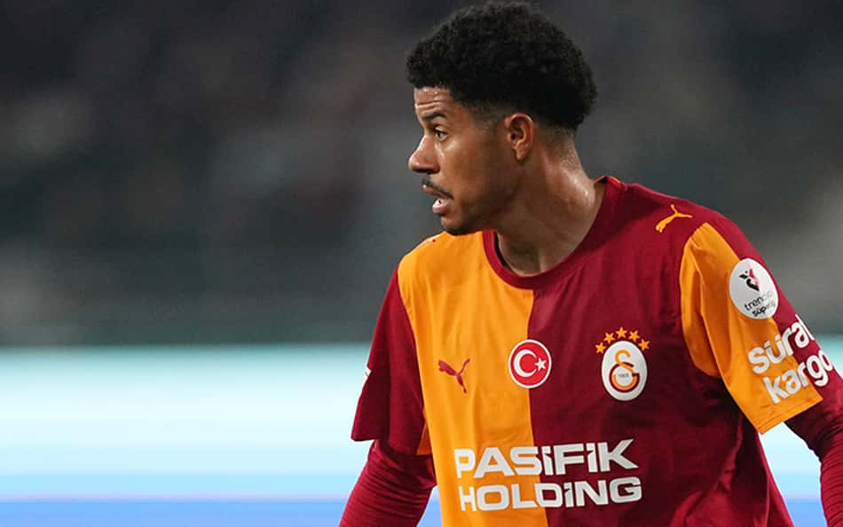 Gabriel Sara, jogador do Galatasaray, em campo com a bola durante a partida.