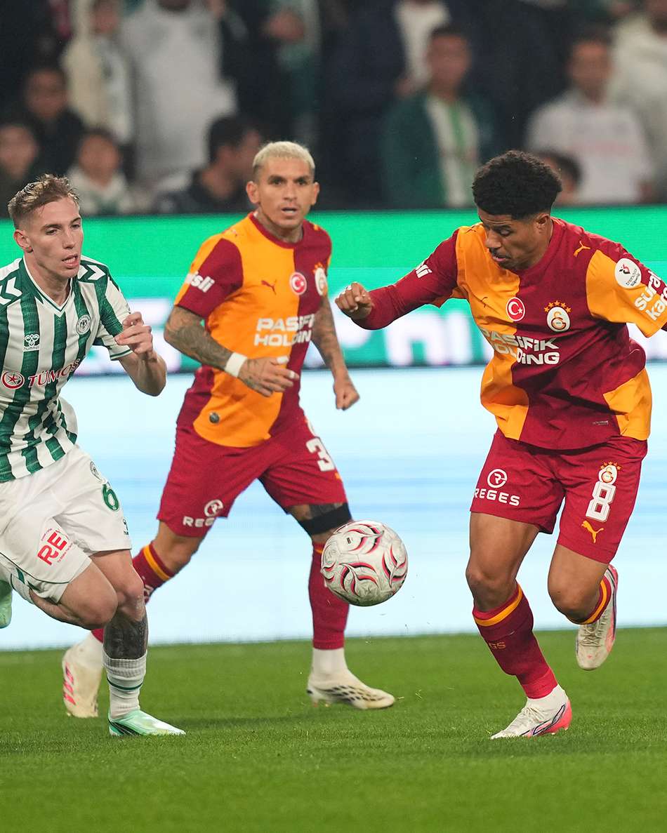 Gabriel Sara, do Galatasaray, em ação durante partida de futebol, com a bola entre jogadores rivais.