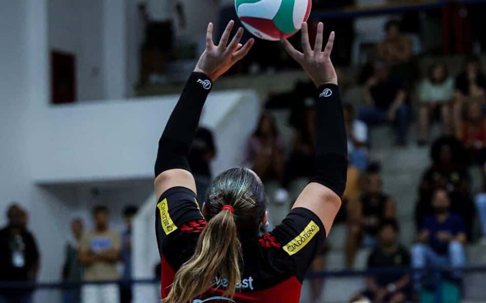 Giovana levanta em Fluminense x Sesc RJ Flamengo na final do Carioca de vôlei