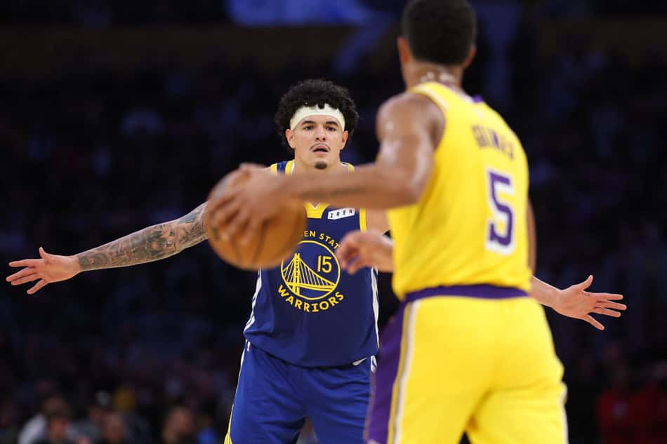 Gui Santos arma defesa em jogo do Warriors contra os Lakers na NBA