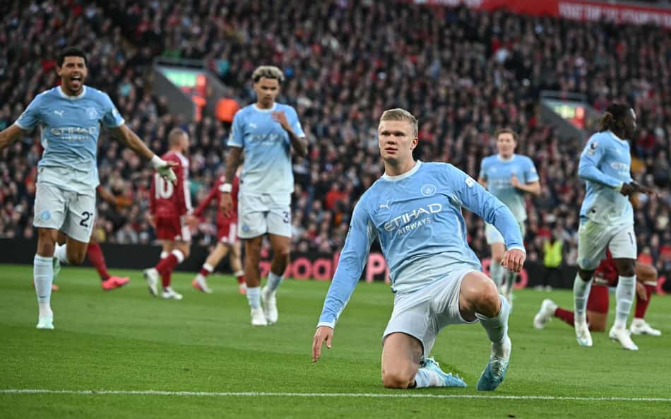 Haaland comemora gol que abriu o marcador para o Manchester City diante do Liverpool
