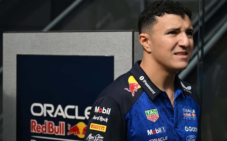 Isack Hadjar no paddock do GP do Azerbaijão pela F1 2026
