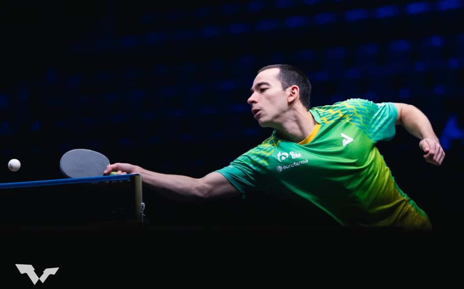 Hugo Calderano em ação durante a estreia do WTT Grand Smash da Europa