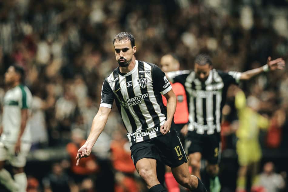 Jogador do Atlético Mineiro, camisa listrada preto e branco, na partida Atlético Mineiro x Coritiba.