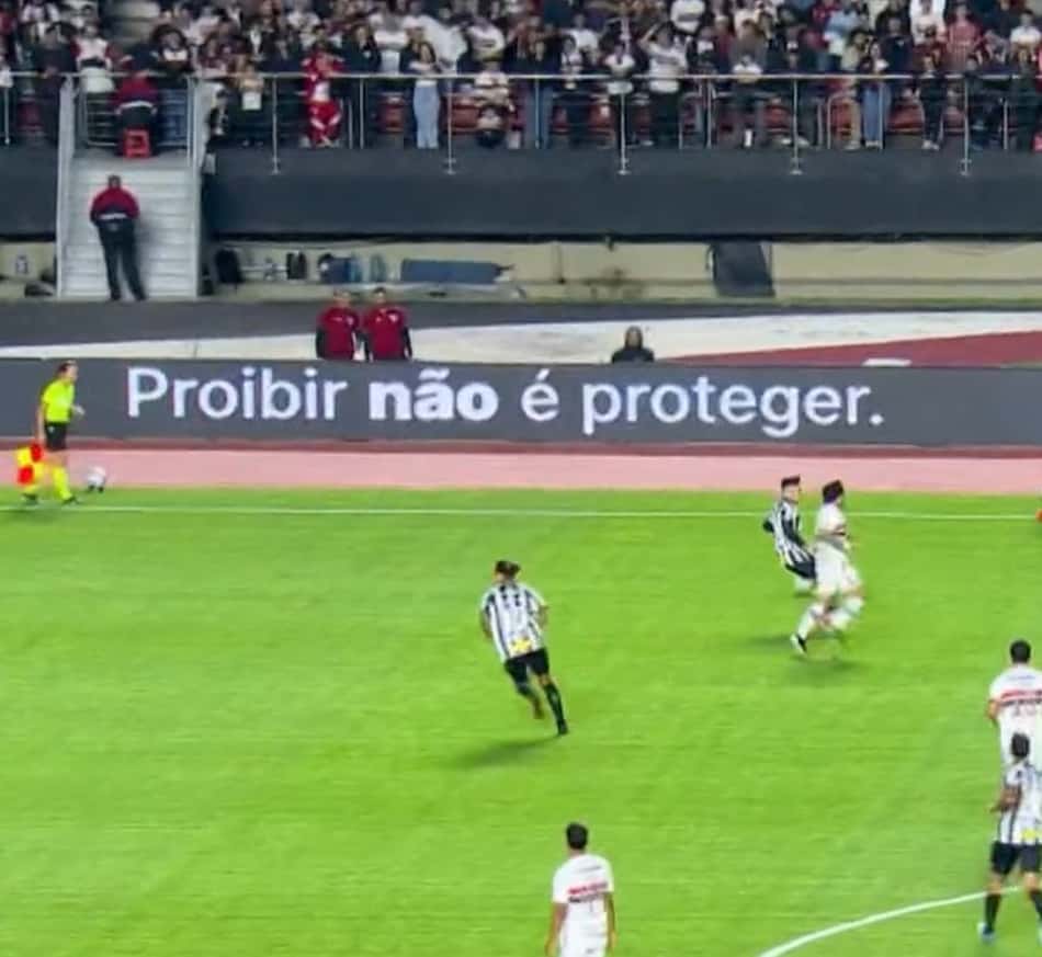 Protesto nas placas de publicidade do Brasileirão durante São Paulo x Santos, no Morumbis