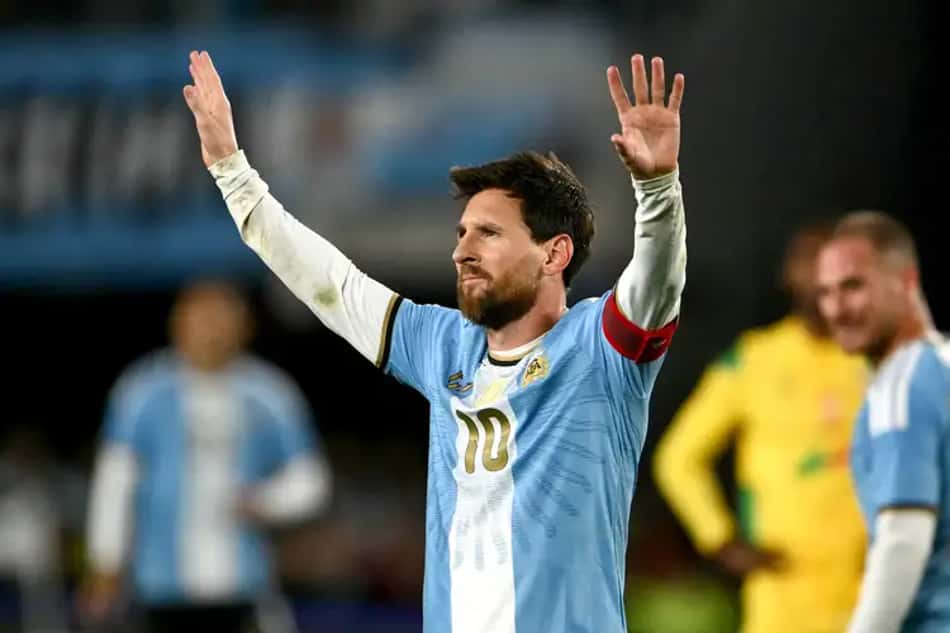 Lionel Messi comemora o gol de pênalti que selou a vitória por 3 a 0 no Monumental