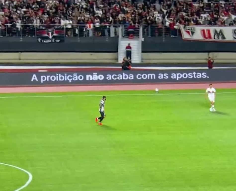 Protesto nas placas de publicidade do Brasileirão durante São Paulo x Santos, no Morumbis