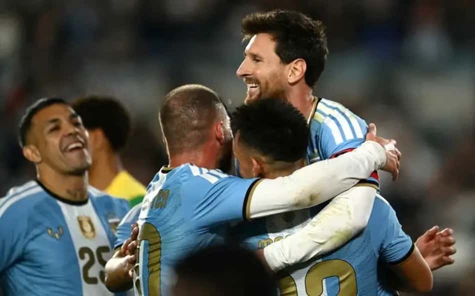 Lionel Messi comemorando gol de pênalti