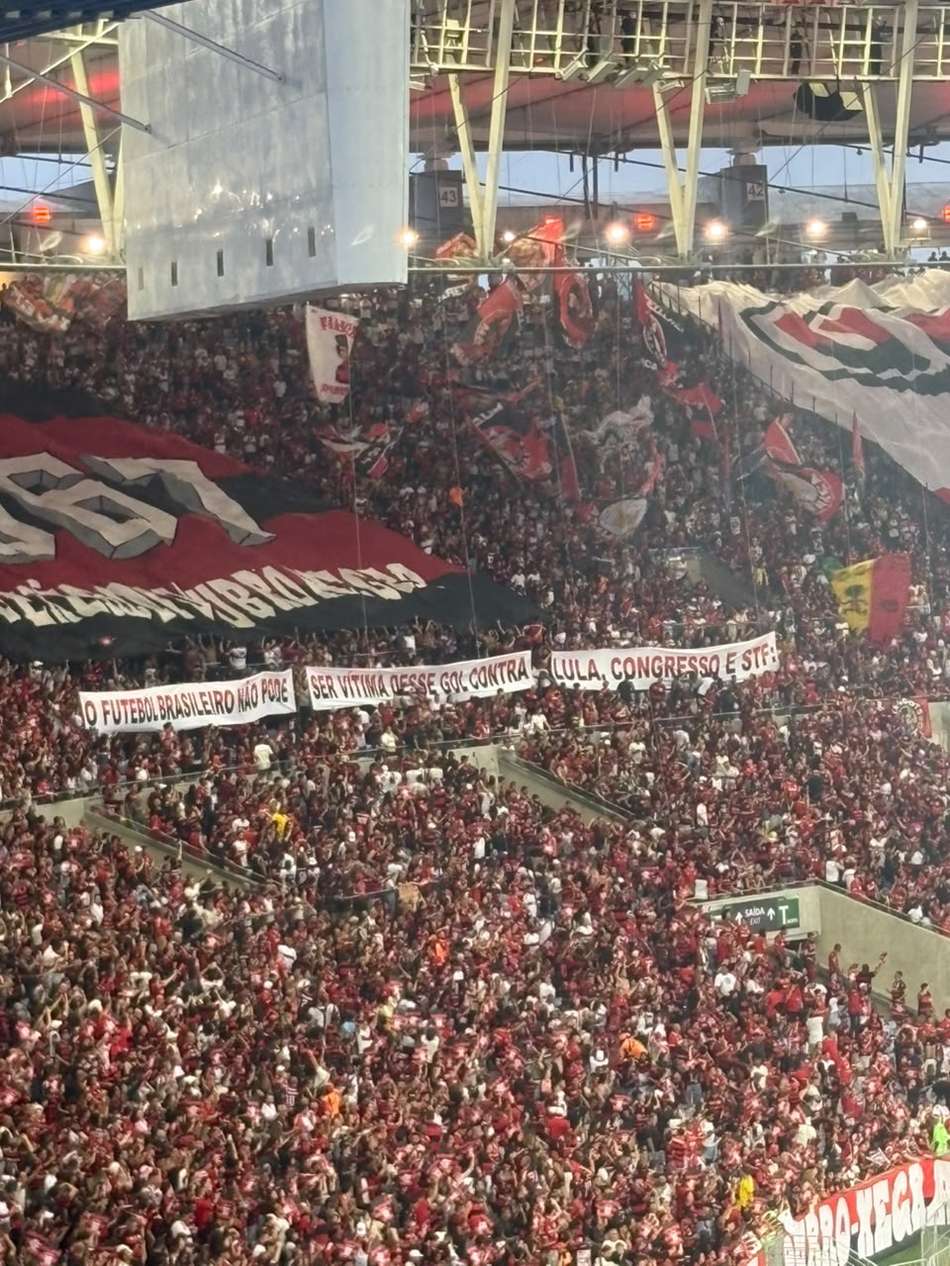 Torcida do Flamengo estende faixa contra a MP das bets 